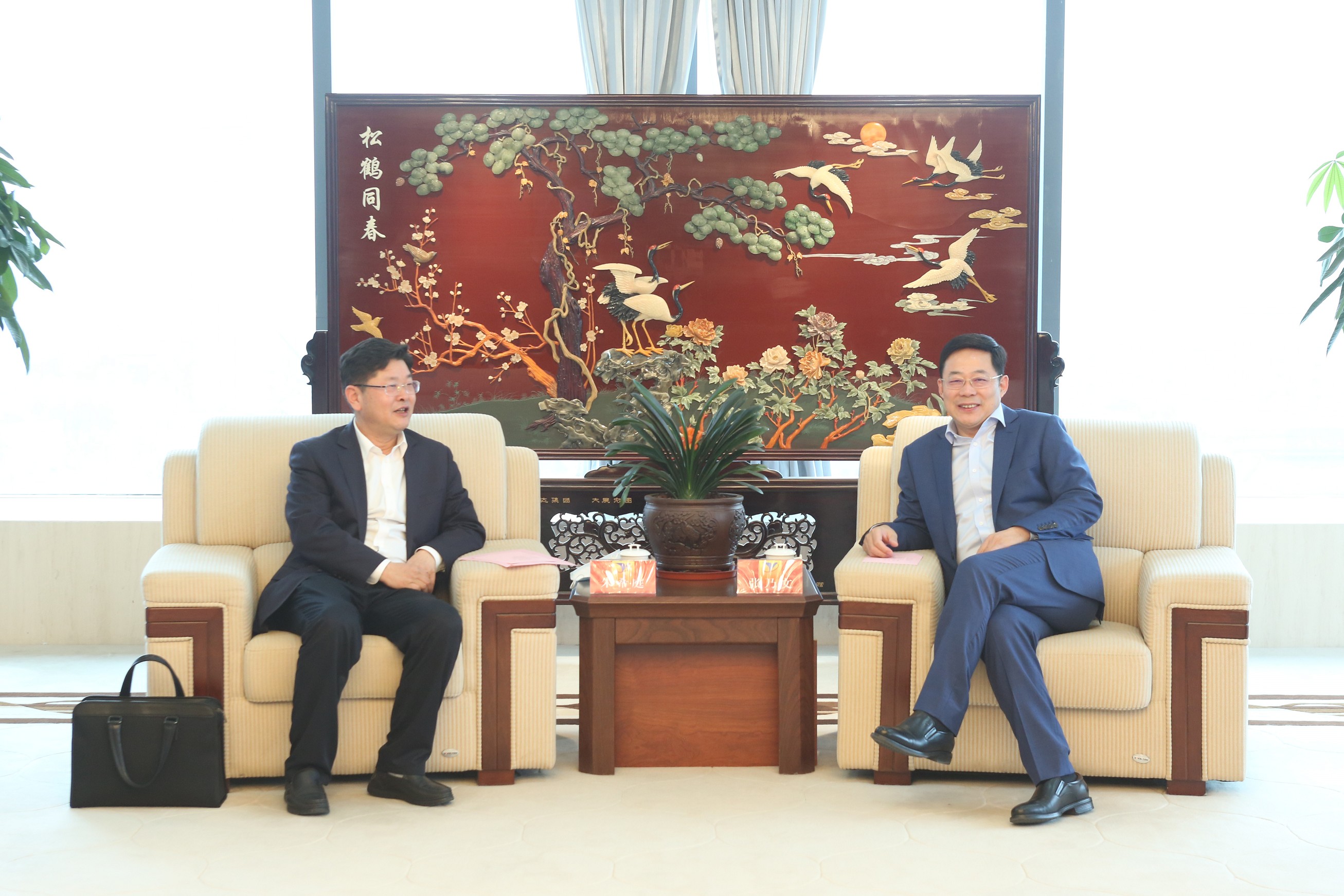 张乃文会见中原银行黄石分行行长朱希庭_眸目压缩.jpg