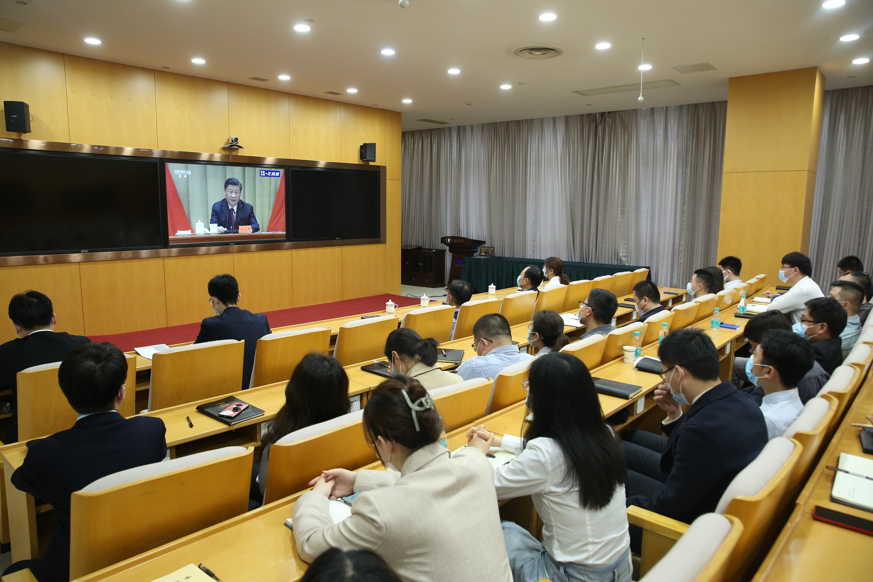 20220510172815_i3fdhrtjg2 集团组织旁观庆祝中国共产主义青年团成立100周年大会_眸目压缩.jpg