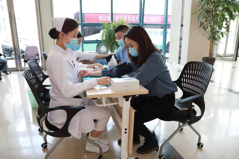 w66.com职工移动医务室关爱职工健康行—走进本钱公司1.jpg