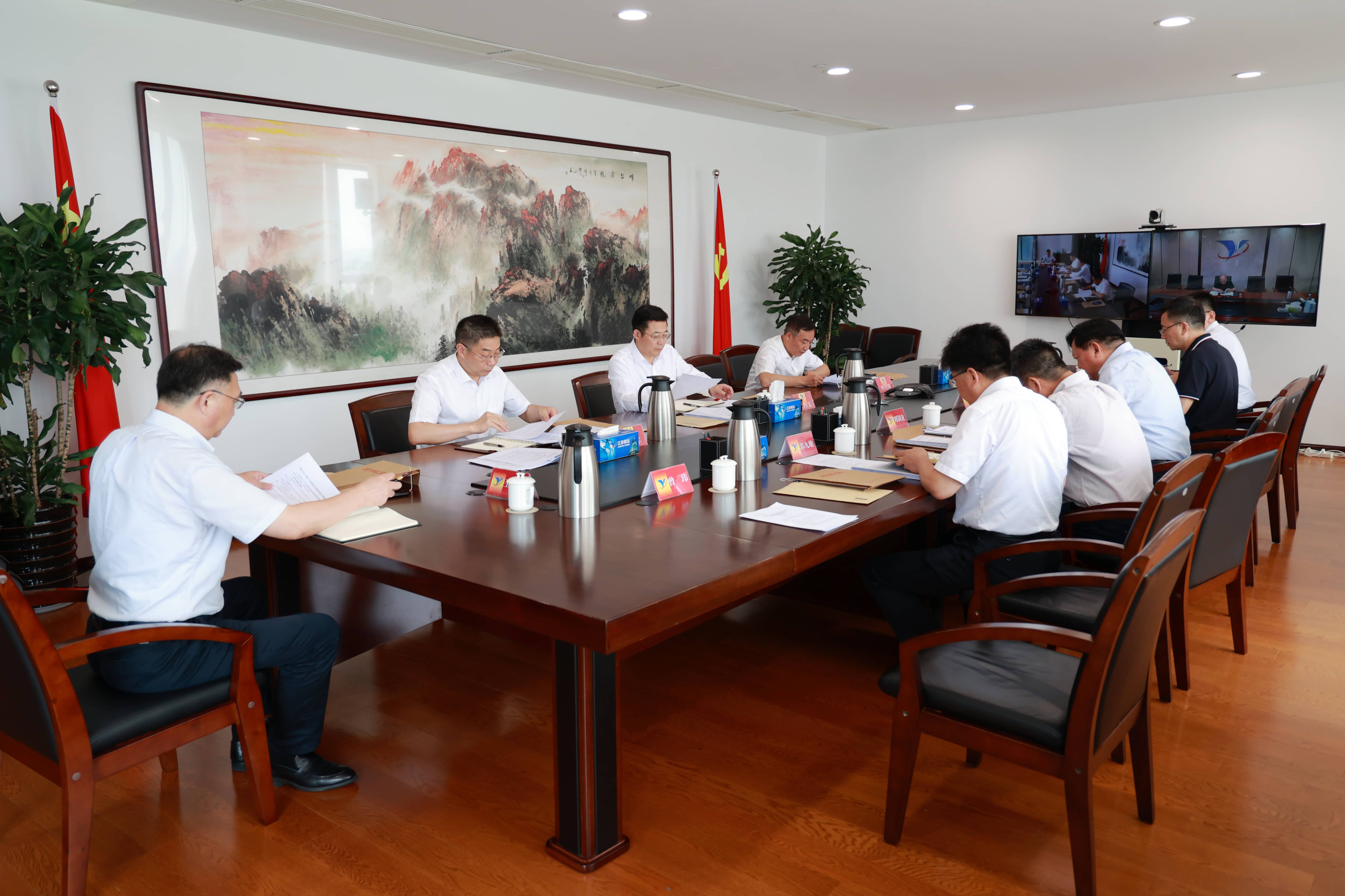 20220802163254_bgavn8rer8 集团召开党委中心组学习会2-tuya.jpg