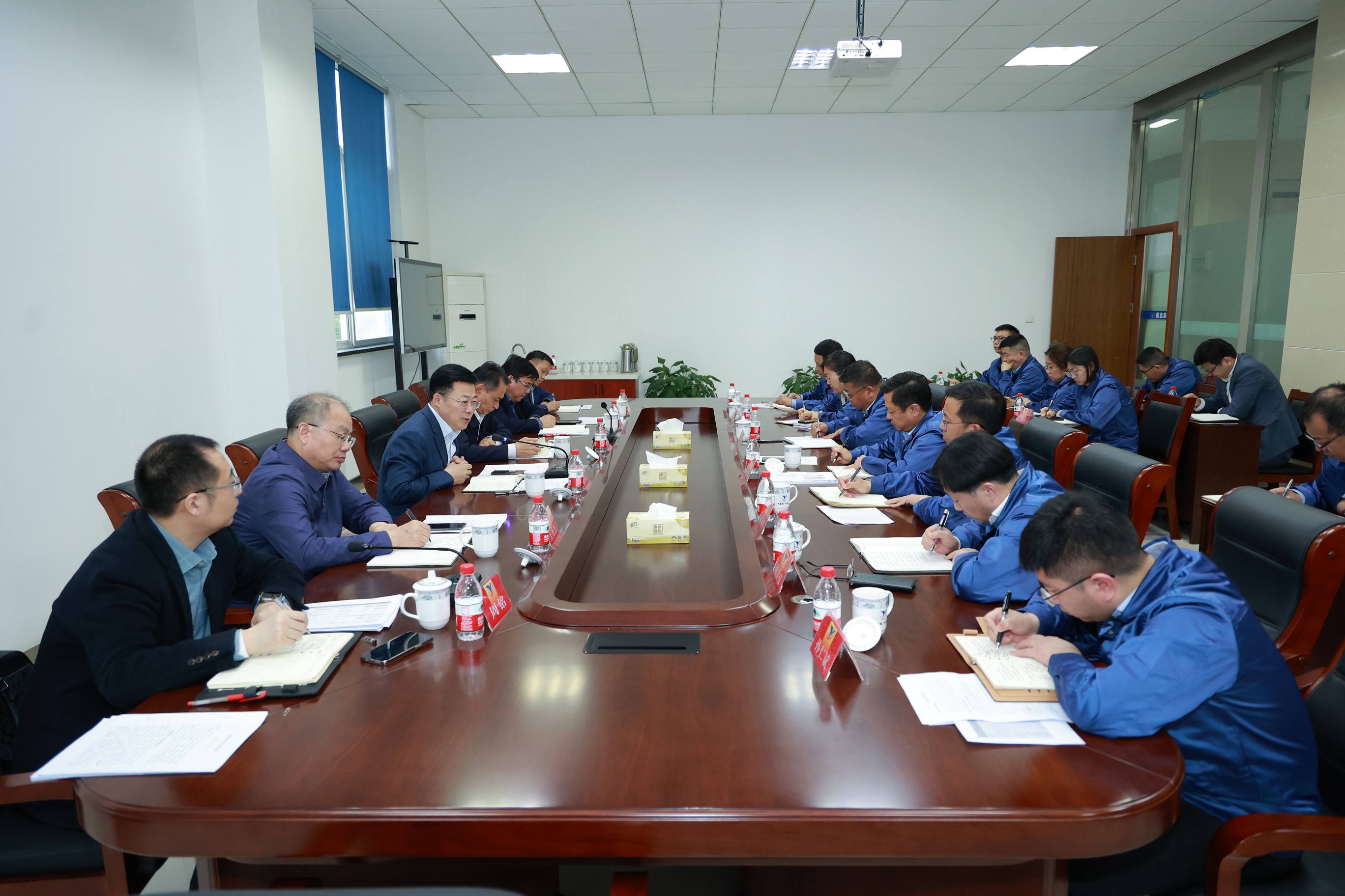 20230425205932_fbr9ft750b 张董事长调研纺织集团2_眸目压缩.jpg
