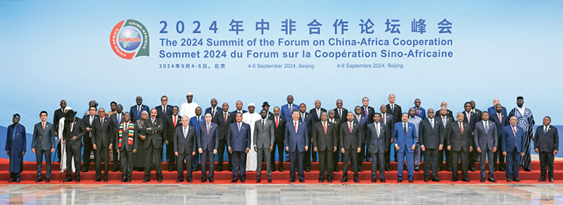 2024年9月5日上午，国度主席习近平在北京人民大会堂出席中非合作论坛北京峰会开幕式并颁发宗旨讲话。这是开幕式前，习近平同出席峰会的外方辅导人集体合影。