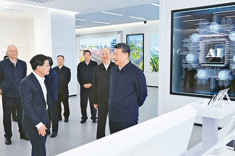 2026年2月9日至10日，，，中共中央总书记、、国度主席、、中央军委主席习近平在北京调查并探望慰问基层干部人民！！。这是9日上午，，，习近平在位于北京亦庄的国度信创园调查！！。