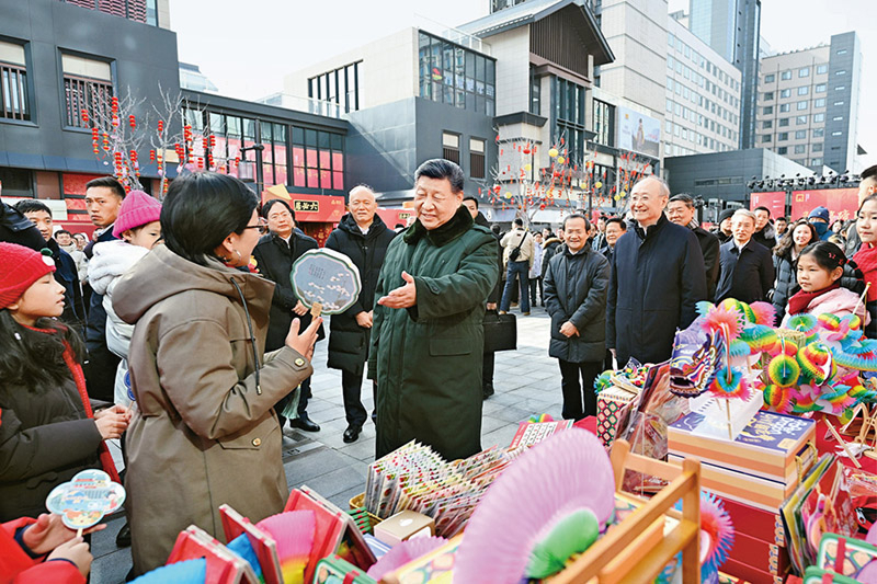 2026年2月9日至10日，，，中共中央总书记、、国度主席、、中央军委主席习近平在北京调查并探望慰问基层干部人民！！。这是10日上午，，，习近平在东城区隆福寺街区新春市集调查时，，，同现场人民亲切互换！！。
